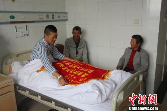 被救的李忠起、張總鳳夫婦看望受傷后的李運飛?！⊥粲?攝