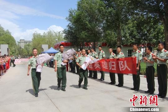部隊官兵們迎接出院歸來的李運飛(中)和其他消防戰士?！⊥粲?攝