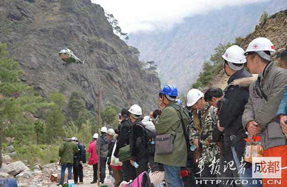 2015年4月，因地震被困尼泊爾的中國公民準備登機