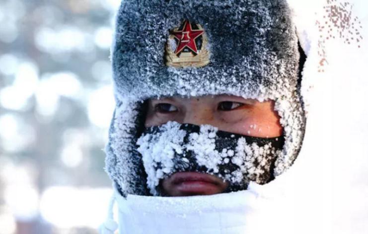2018年2月5日，駐守在漠河縣北極村的北部戰區陸軍某部官兵在執勤（來源：新華社）