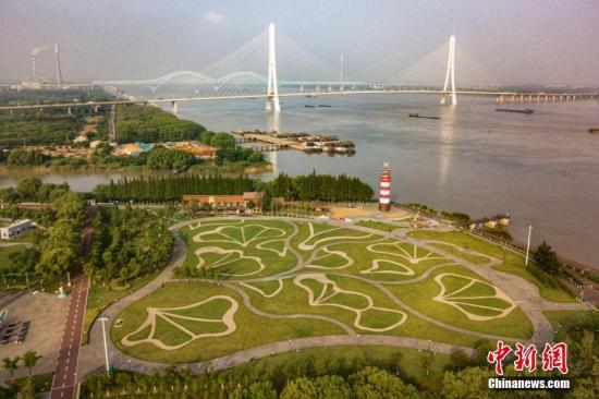 8月9日，航拍南京魚嘴濕地公園，旁邊就是南京第三長江大橋。 <a target='_blank' >中新社</a>記者 泱波 攝