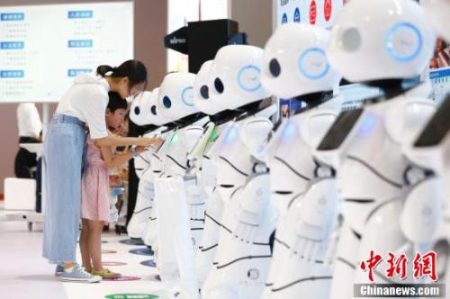 圖為8月15日，2018世界機器人大會在北京亦創國際會展中心揭幕，160余家中外機器人領軍企業帶來的前沿產品集體亮相，讓觀眾直接感受科技改變生活。<a target='_blank' >中新社</a>記者 富田 攝