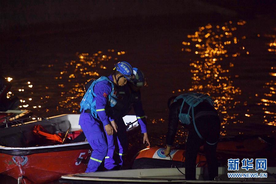 （重慶公交車墜江事故·圖文互動）（1）夜幕降臨，重慶萬州公交客車墜江事故救援工作仍在進行中