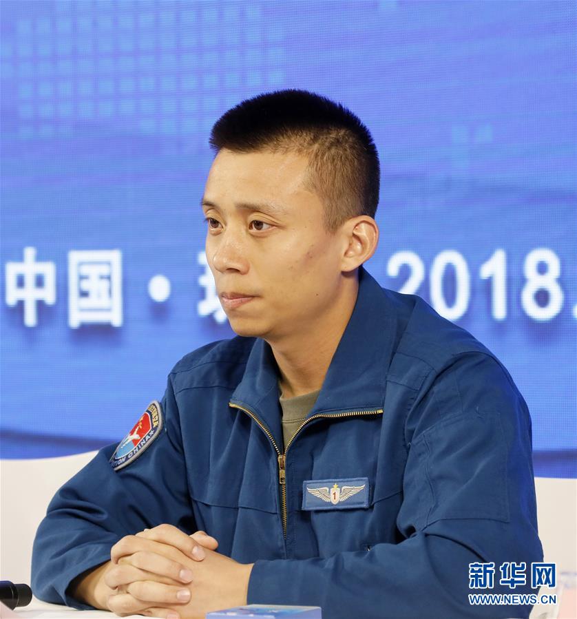 （圖文互動）（2）中國空軍新型戰機飛行員&ldquo;論劍&rdquo;珠海航展