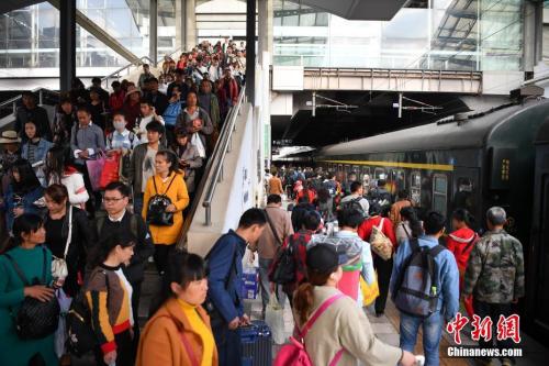 資料圖：2018年3月12日，旅客在昆明火車站進站乘車。<a target='_blank' ><p  align=