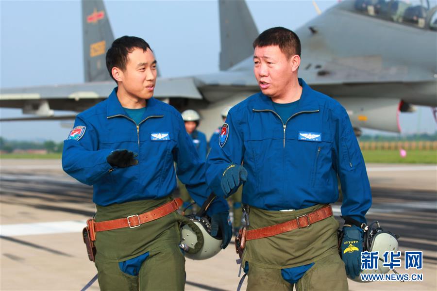 （新華全媒頭條·圖文互動）（3）戰鷹，為祖國奮飛——記空軍航空兵某旅旅長、特級飛行員郝井文