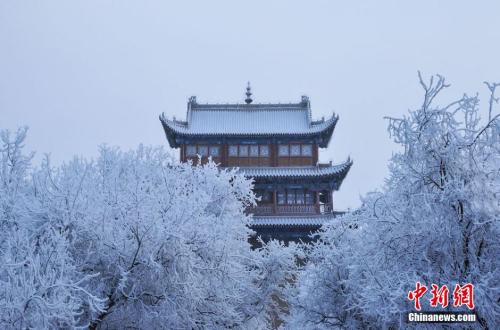 資料圖：小寒時節，甘肅嘉峪關市迎來了一場大雪。師永紅 攝