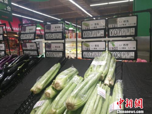 圖為超市里的蔬菜攤。正值晚間，一些菜已被人們買空。 謝藝觀 攝