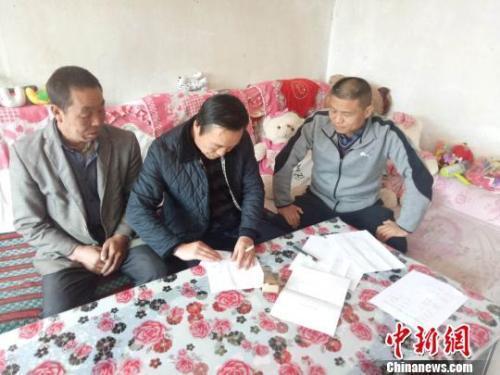 資料圖：圖為扶貧隊伍進貧困戶里，給貧困戶宣講政策?！＄娦?攝