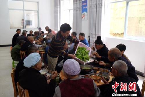 資料圖：社會福利中心吃飯的老人們。徐學練 攝。