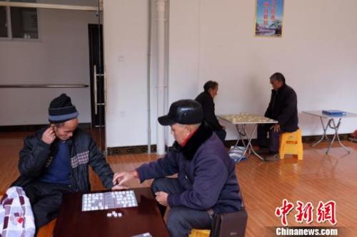 資料圖：老人們在下棋。徐學練 攝。
