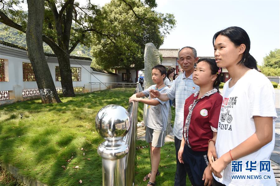 （壯麗70年·奮斗新時代——記者再走長征路·圖文互動）（3）“紅軍樹”下憶初心、守初心