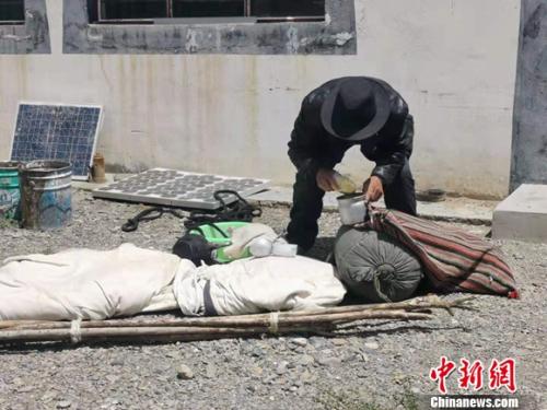 圖為黨確桑布展示以前巡邊時要帶的東西。 謝藝觀 攝