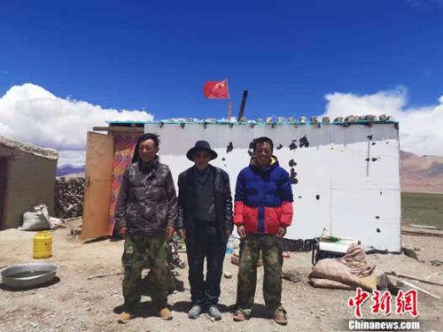 圖為黨確桑布和兩個兒子。 謝藝觀 攝