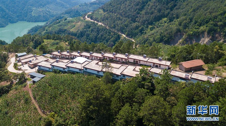 （在習近平新時代中國特色社會主義思想指引下——新時代新作為新篇章·總書記關心的百姓身邊事·圖文互動）（1）“四好農村路”：通向幸福，通向遠方