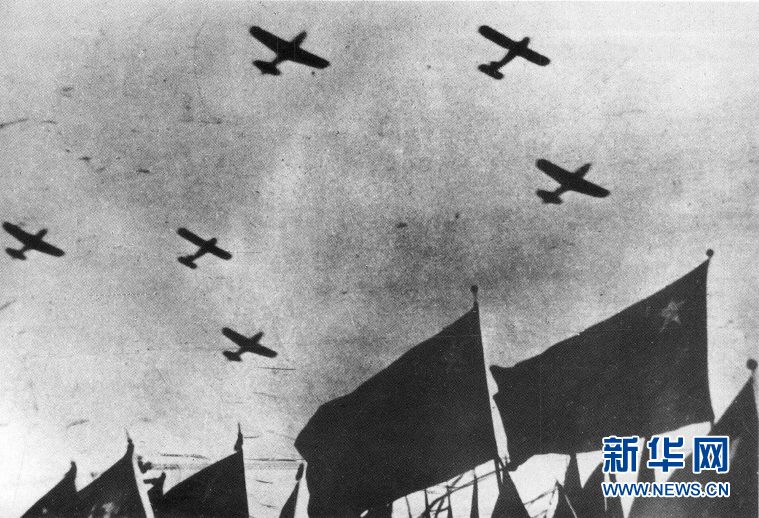 （新華全媒頭條·人民空軍70年·圖文互動）（1）陽光照耀奮飛的航程——黨中央、中央軍委和習主席關心人民空軍建設發展紀實