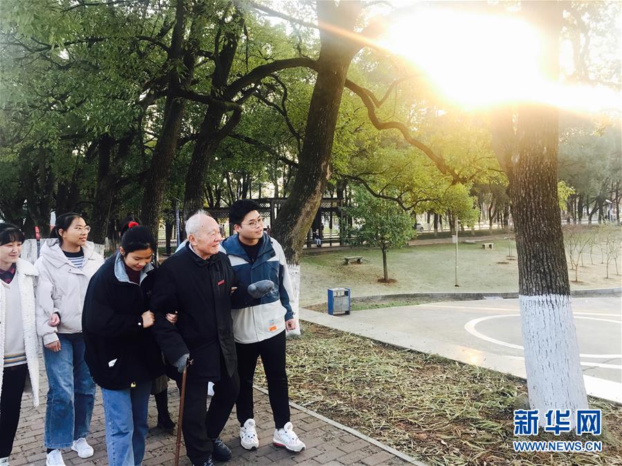 （新華全媒頭條·圖文互動）（7）滄海橫流 信仰彌堅——記共產黨員、湘潭大學九旬教授滄南