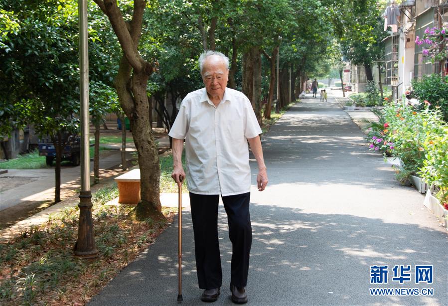 （新華全媒頭條·圖文互動）（9）滄海橫流 信仰彌堅——記共產黨員、湘潭大學九旬教授滄南