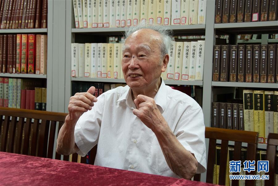 （新華全媒頭條·圖文互動）（5）滄海橫流 信仰彌堅——記共產黨員、湘潭大學九旬教授滄南