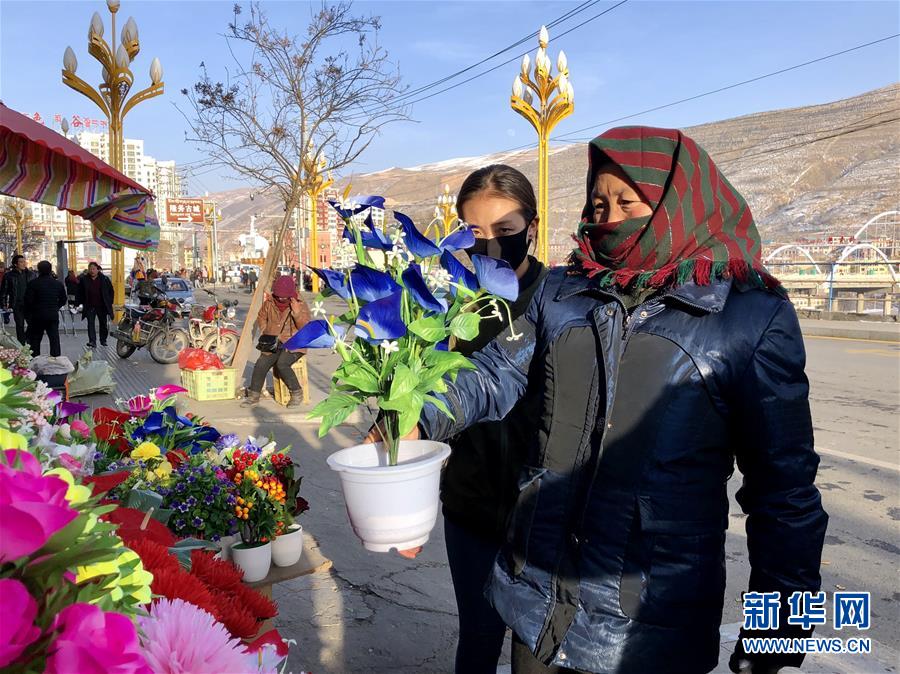 （新春走基層·圖文互動）（2）“只要備好年貨，新的一年就可以風調雨順”——臘月藏區年貨市場見聞
