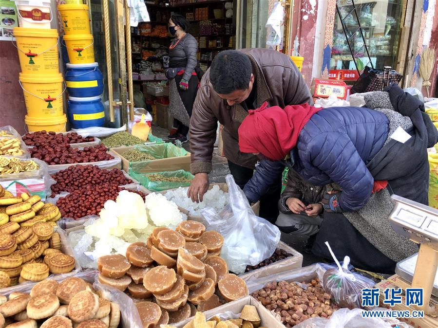 （新春走基層·圖文互動）（1）“只要備好年貨，新的一年就可以風調雨順”——臘月藏區年貨市場見聞