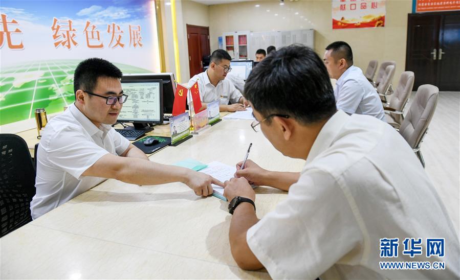 (新華全媒頭條·圖文互動)(5)為基層松綁減負 促干部擔當作為——以習近平同志為核心的黨中央推進“基層減負年”工作綜述