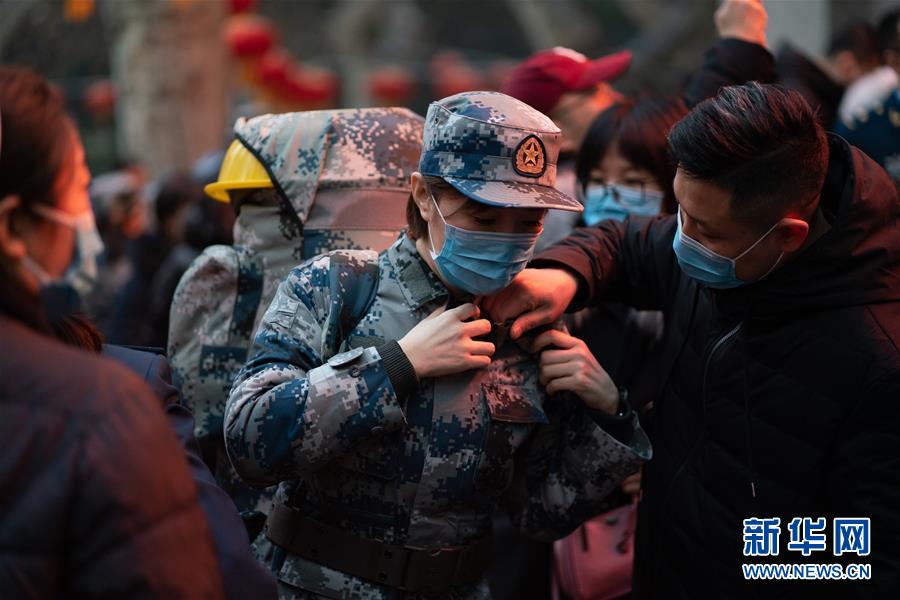 （新型肺炎疫情防控·圖文互動）（1）除夕夜，他們這樣出征——空軍軍醫大學醫療隊出征武漢疫區見聞