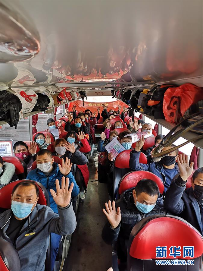 （做好六穩工作 應對復雜局面·圖文互動）（1）四川：“點對點、一站式”送農民工安全返崗