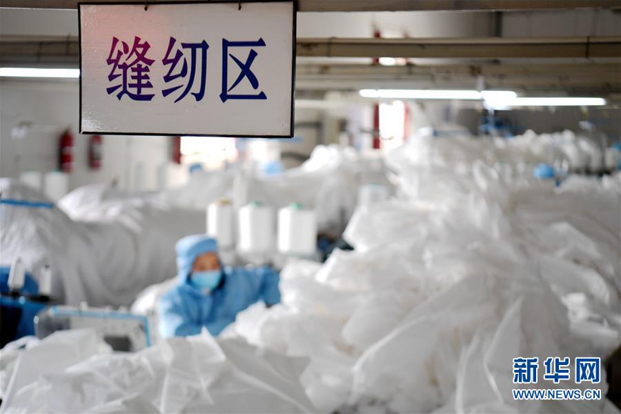 （聚焦疫情防控·圖文互動）（2）我們能多產一件，前方就少一份風險——醫用防護服“河北制造”緊急“起飛”記