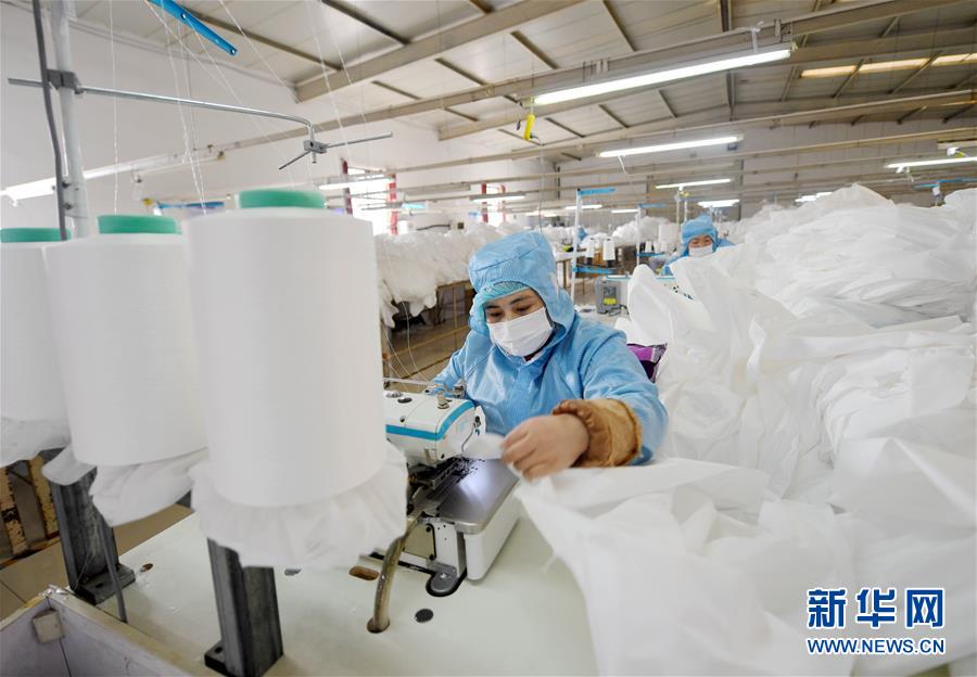 （聚焦疫情防控·圖文互動）（6）我們能多產一件，前方就少一份風險——醫用防護服“河北制造”緊急“起飛”記