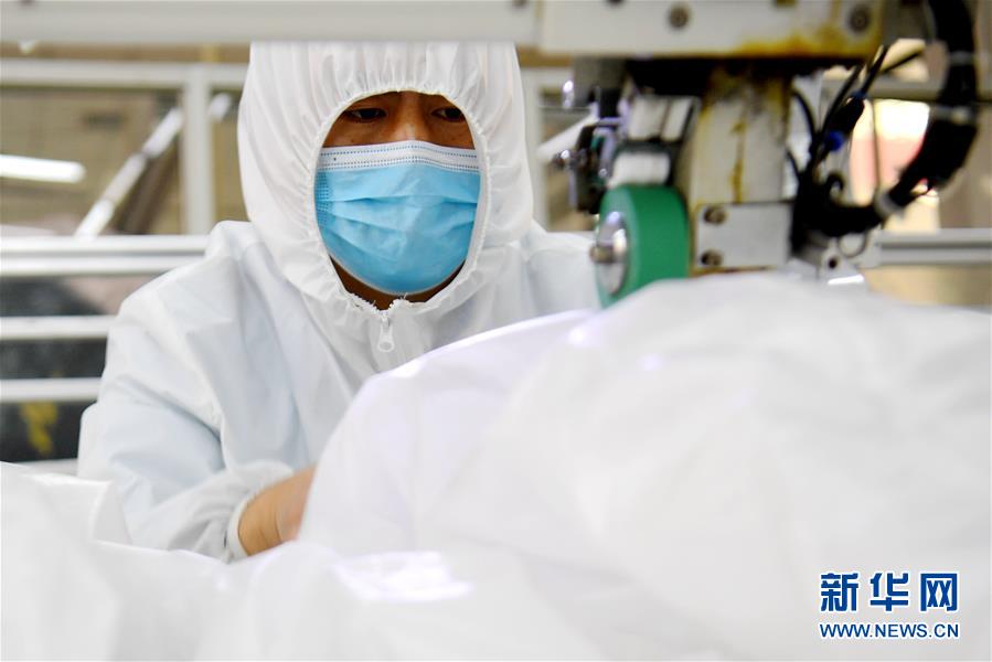 （聚焦疫情防控·圖文互動）（7）我們能多產一件，前方就少一份風險——醫用防護服“河北制造”緊急“起飛”記