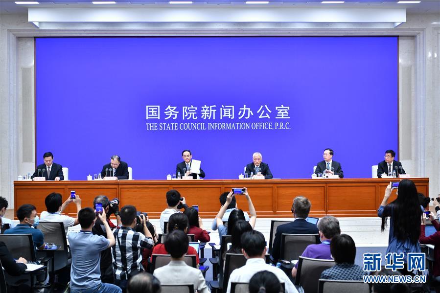 （新華全媒頭條·“抗擊疫情的中國行動”白皮書·圖文互動）（1）人民至上、生命至上的中國答卷——從白皮書看中國抗擊疫情歷程