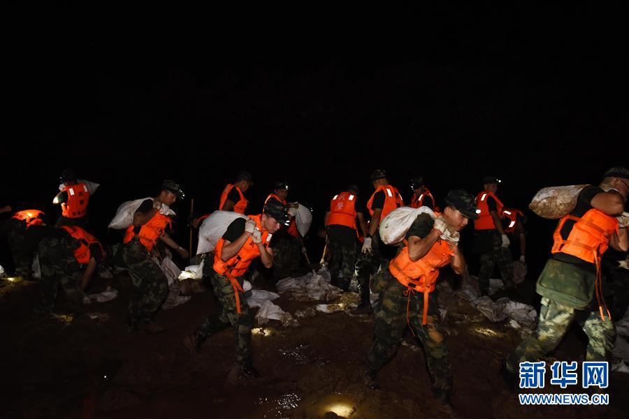 （防汛抗洪·圖文互動）（7）洪水不退，子弟兵誓死不退——解放軍和武警部隊官兵參與洪澇災害搶險救援記事
