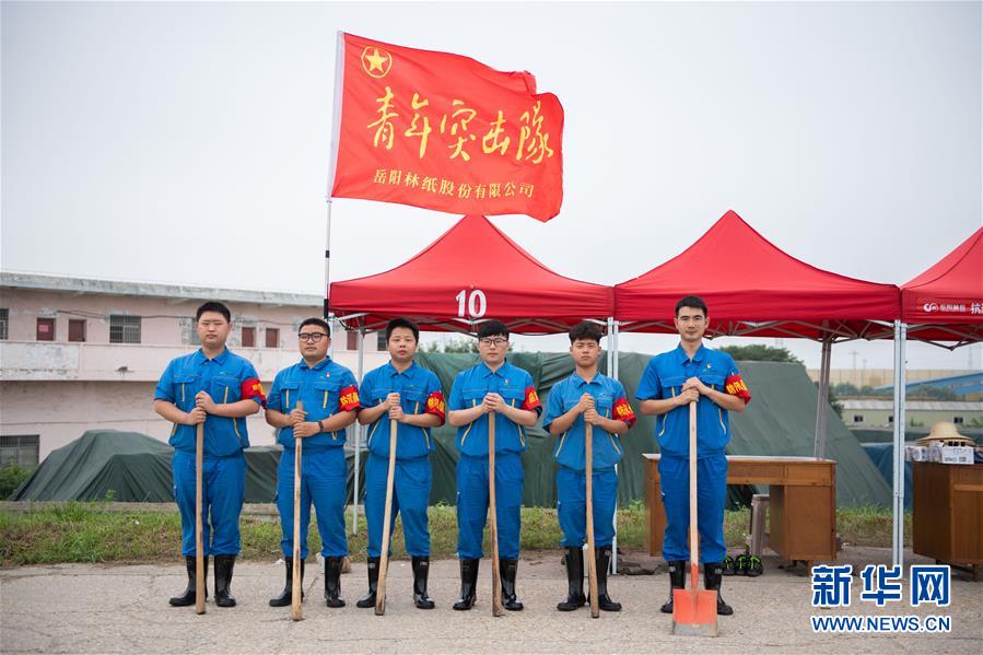 （防汛抗洪·圖文互動）（8）在大堤上成長，為人民守護——洪水中的青年“生力軍”