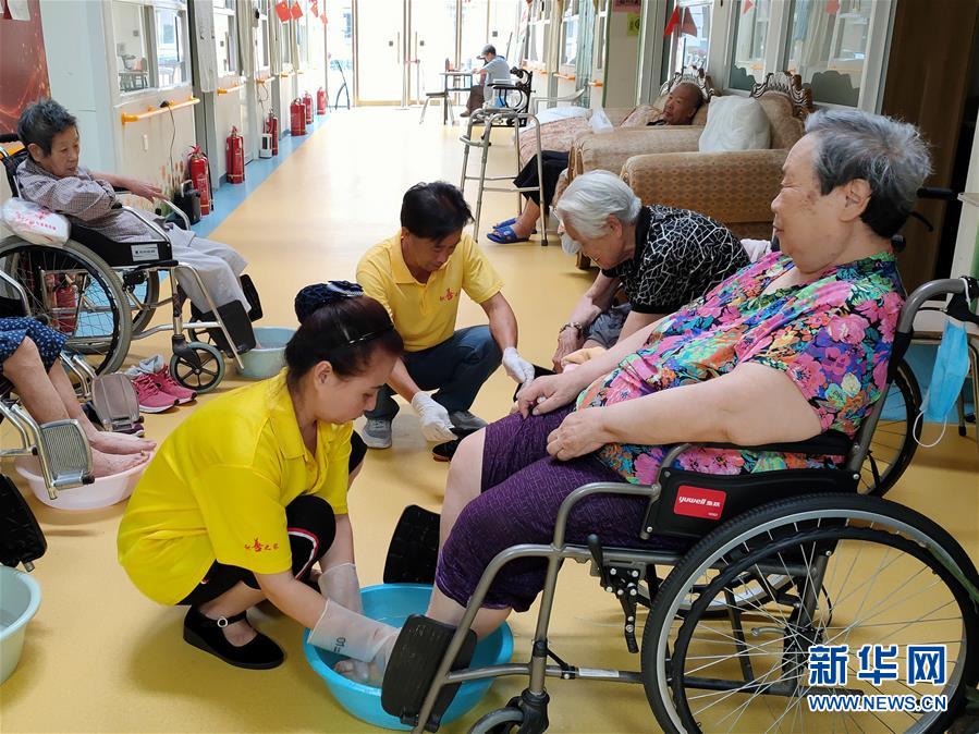 （走向我們的小康生活·圖文互動）（3）北京“老有所養”的床邊、身邊、周邊事