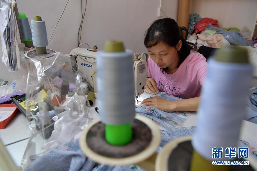 （走向我們的小康生活·圖文互動）（2）“一件衣裳”，藏著脫貧致富新天地