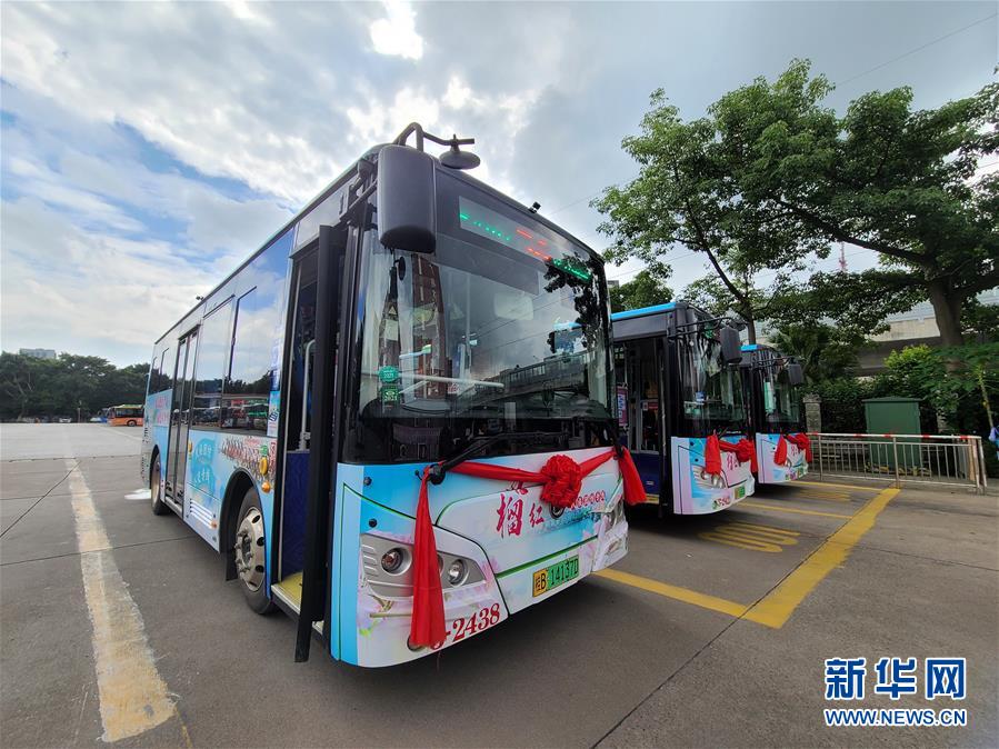 （圖文互動）（1）“石榴紅”里的民族情——廣西柳州首發民族團結公交專線見聞