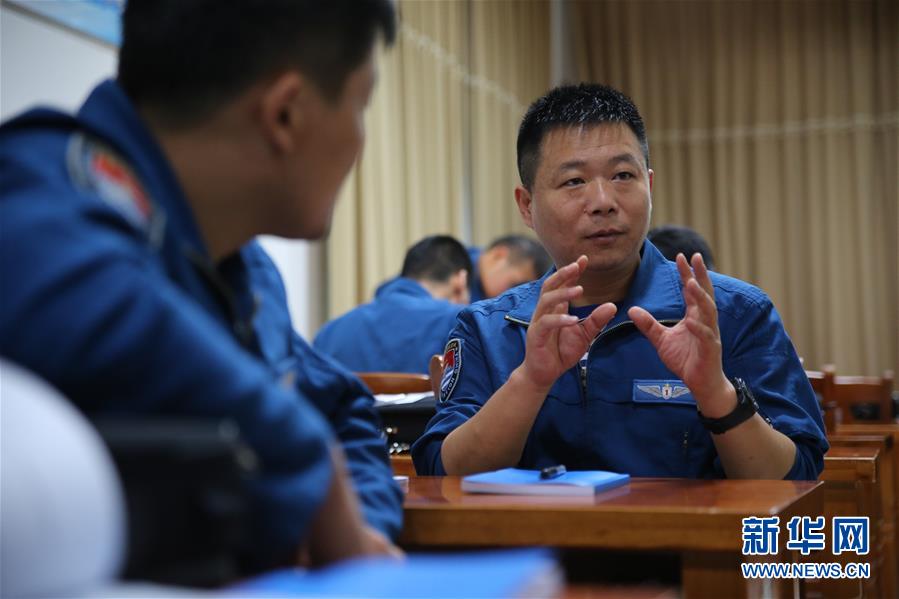 （在習近平強軍思想指引下·我們在戰位報告·圖文互動）（4）偵天探海 狩獵?？?mdash;—南部戰區海軍航空兵某師加速轉型提升新質戰斗力記事
