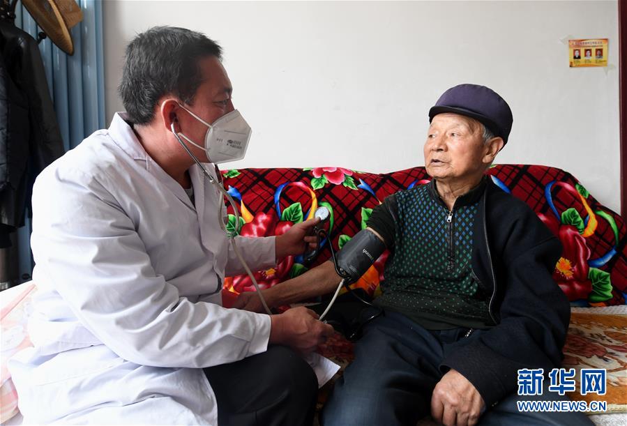 （習近平的小康故事·新華網·圖文互動）（2）“真正解決好基層群眾看病難、看病貴問題”——習近平和群眾健康的故事