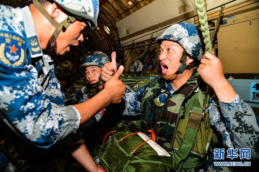 （在習近平強軍思想指引下·我們在戰位報告·圖文互動）（3）朵朵傘花綻放，勝戰精兵天降——空降兵部隊某旅教導員余海龍帶領官兵傳承黃繼光精神記事