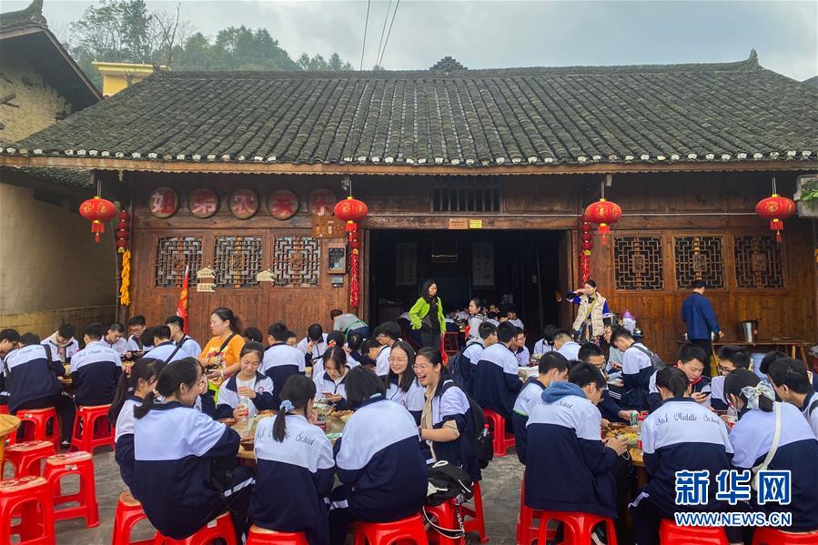 （在習近平新時代中國特色社會主義思想指引下——新時代新作為新篇章·習近平總書記關切事·圖文互動）（2）精準扶貧7年，十八洞村“長”出10余種新職業