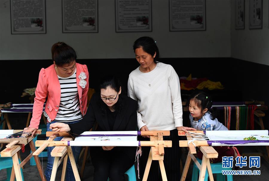 （兩會人物&middot;圖文互動）（1）帶娃、賺錢兩不誤&mdash;&mdash;一位農民工代表眼中的脫貧新工作