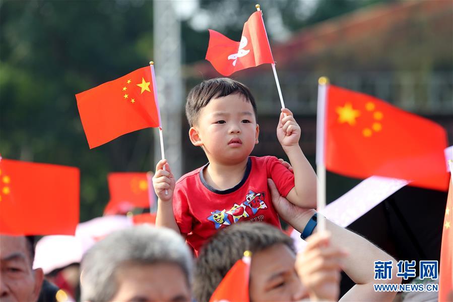 （圖文互動）（2）“我和我的祖國，一刻也不能分割”——解放軍駐香港部隊與市民共同慶祝國慶70周年見聞