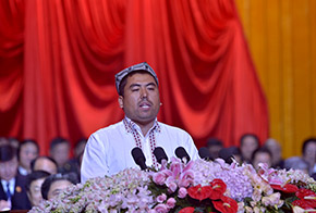 農民群眾代表和田市玉龍喀什鎮永巴扎村農民阿卜力孜·麥提玉素普發言