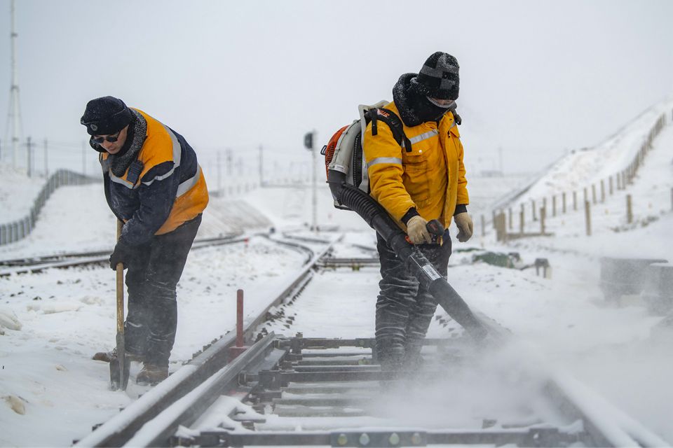 與風雪為伴，只為守護過往旅客平安
