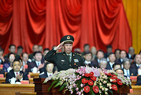新疆軍區司令員、軍區黨委副書記彭勇向現場與會代表致敬