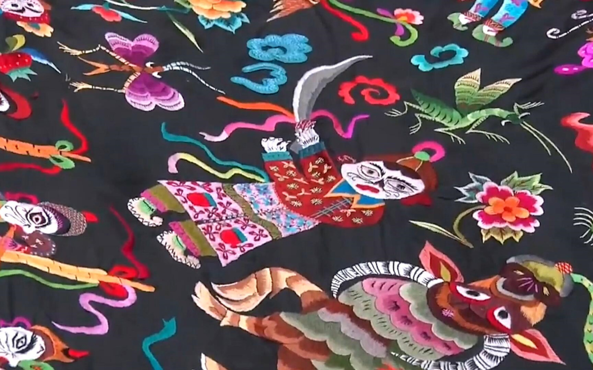 苗繡繡品慢慢得到市場認可，回鄉的繡娘逐漸多了起來