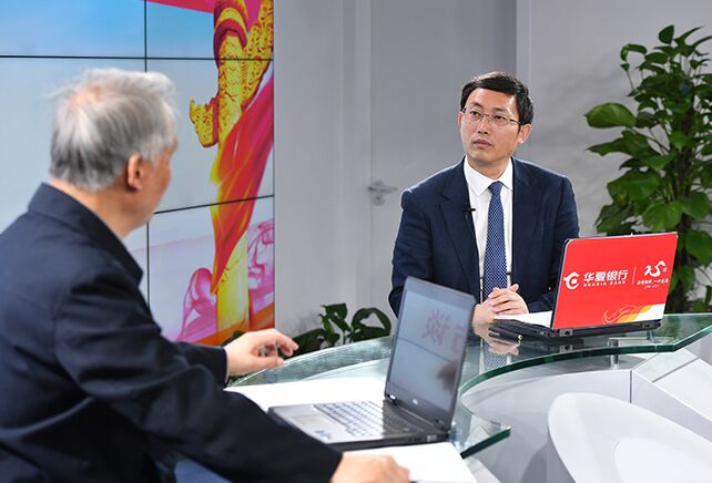 您再給我們梳理一下，黨章中有關“基本路線”的修改情況。