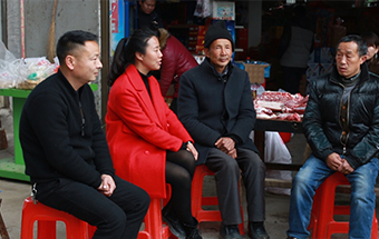 克難，帶領村民改變家鄉落后面貌