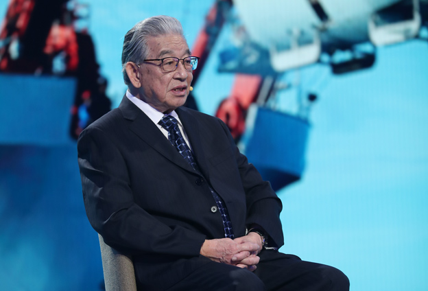 中華民族實現了可上九天攬月，可下五洋捉鱉的宏偉夙愿